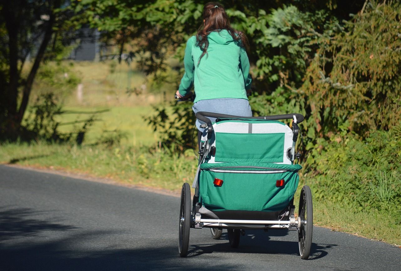 Aktywny dzień z przyczepką rowerową dla dzieci na pierwszym planie